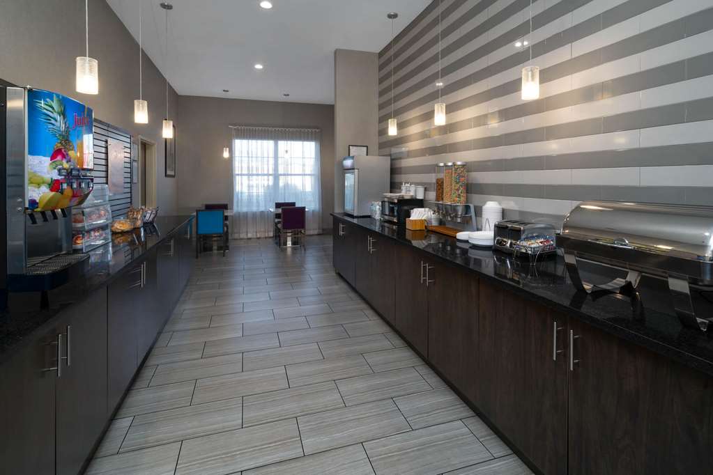 La Quinta Inn & Suites by Wyndham Forsyth - photo 29
