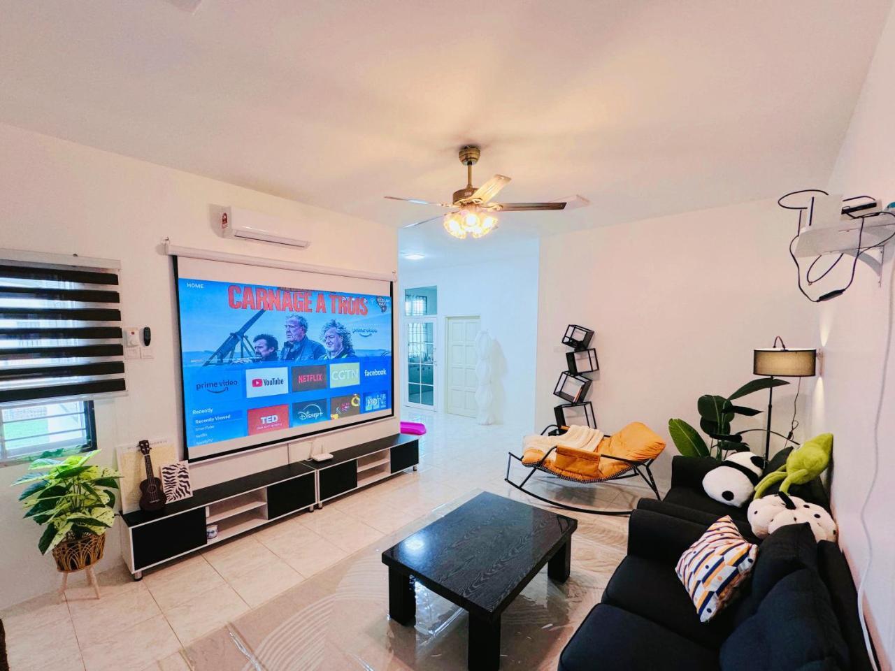 SemiD Projector Pool Netflix 3R2BR FullyAircon — 4-Star Luxury Hotel in Alor Gajah, Malaysia