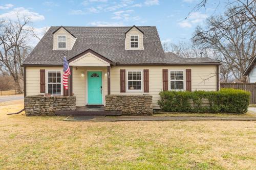 Big Cozy House 3 mi to Downtown with Outdoor Fire Pit — 4-Star Luxury Hotel in Nashville, United States