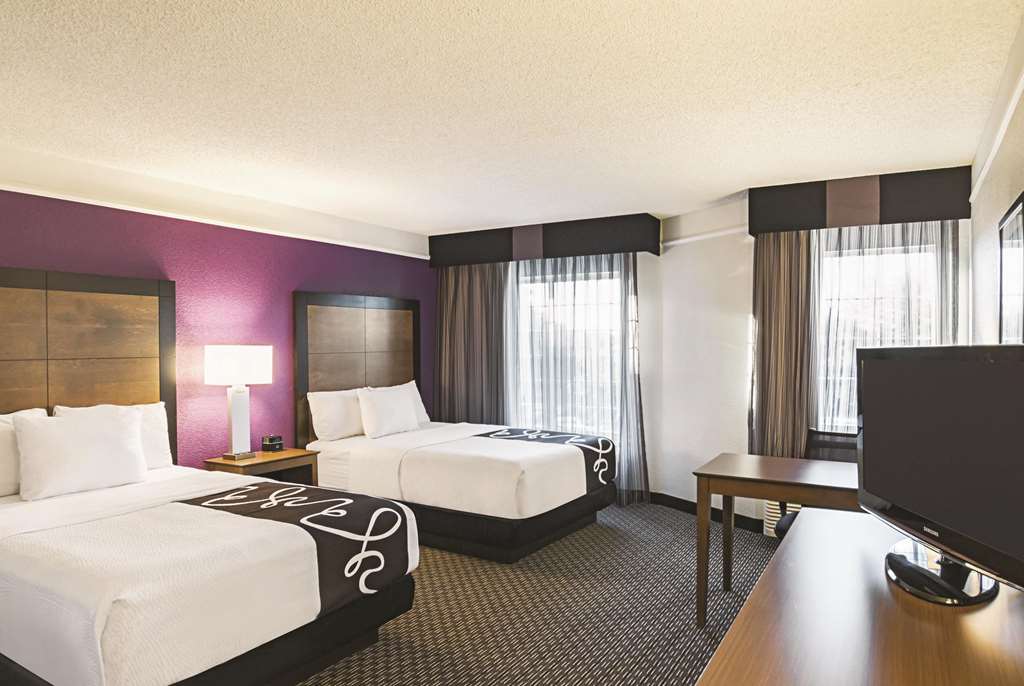 La Quinta Inn & Suites by Wyndham Fort Worth North - photo 26