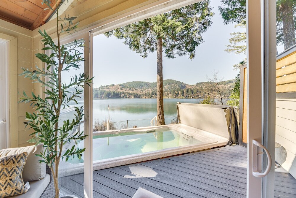 Waterfront Washington Getaway w Hot Tub & Deck — hotel in Olympia