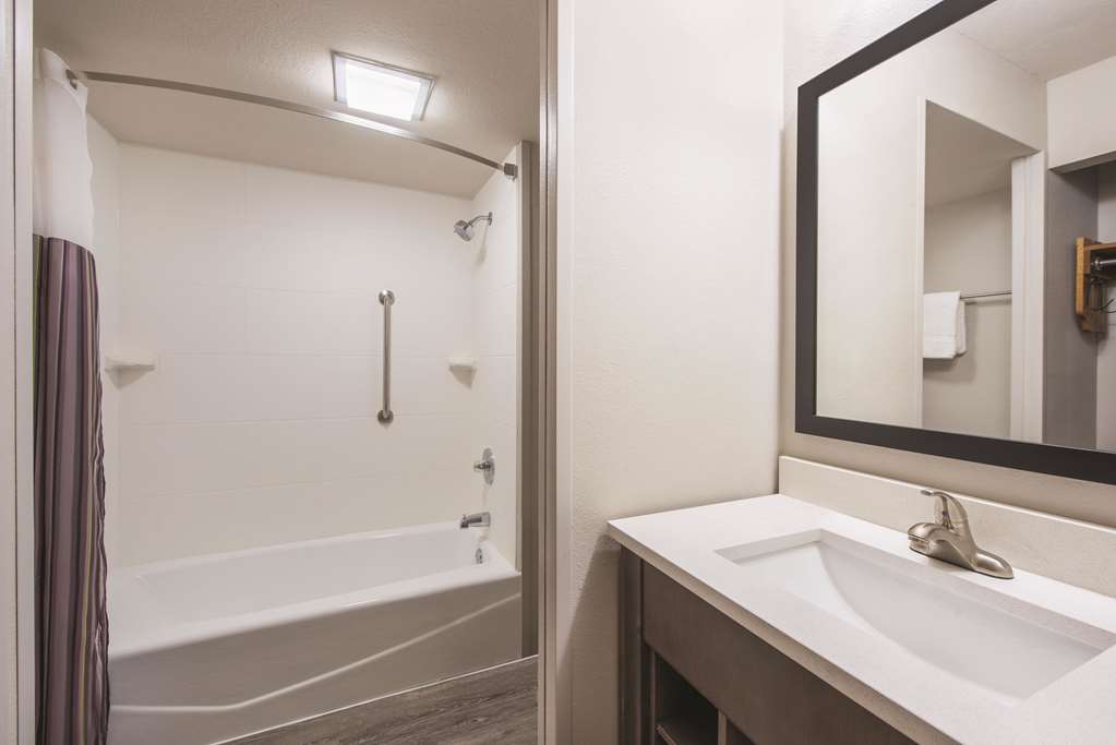 La Quinta Inn & Suites by Wyndham Festus St. Louis South - photo 18