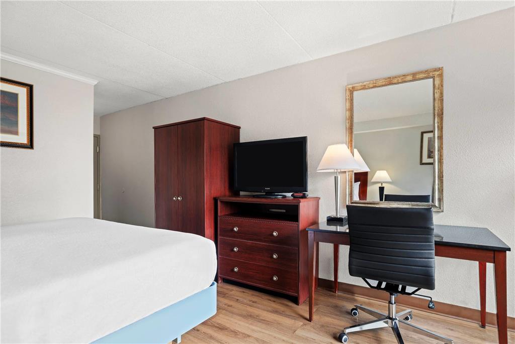 Days Inn by Wyndham Utica - photo 17