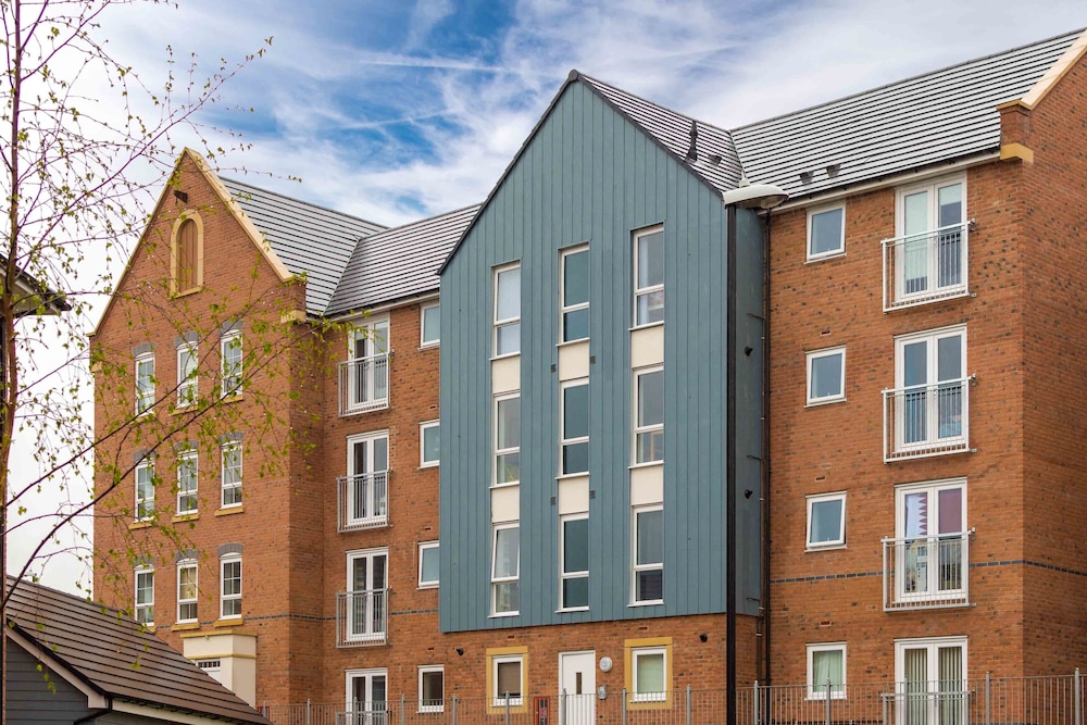 Canalside Scandinavian Parking & Netflix — 4-Star Luxury Hotel in Coventry, United Kingdom