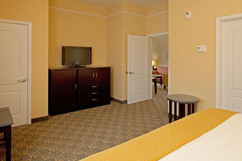 La Quinta Inn & Suites by Wyndham Mobile Tillman's Corner - photo 30