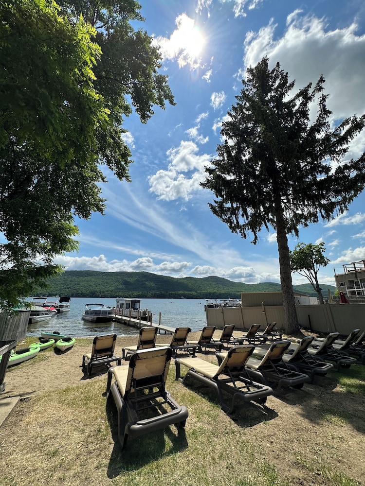 O'Sullivan's On The Lake Motel - photo 34