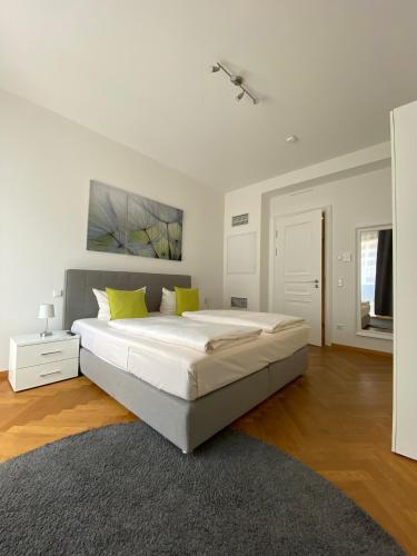 grosszügiges Apartment mit Blick zur Frauenkirche — 4-Star Luxury Hotel in Dresden, Germany