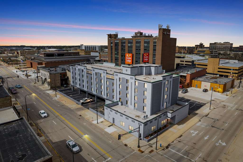 Econo Lodge Inn Suites Waterloo Downtown — Waterloo