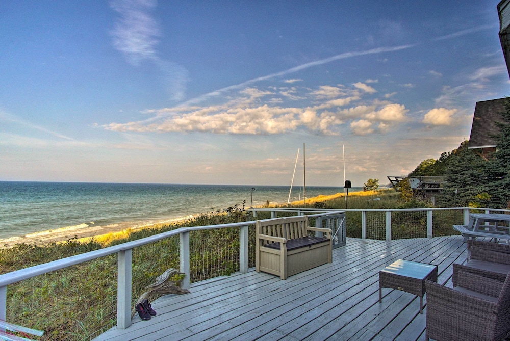 Lakefront Montague Cottage with Deck and Beach — 4-Star Luxury Hotel in Montague, United States