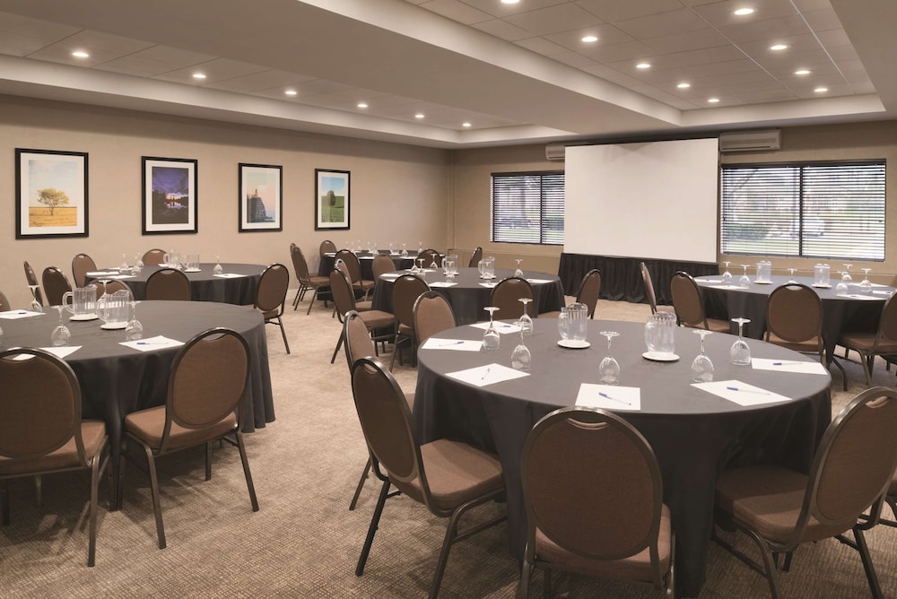 Embassy Suites by Hilton Milwaukee Brookfield - photo 98