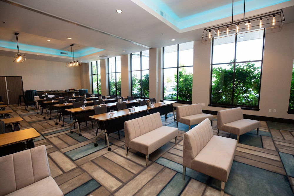 Hotel Indigo Everett Waterfront Place by IHG - photo 44