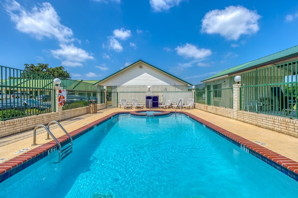 OYO Hotel Yoakum West - featured photo