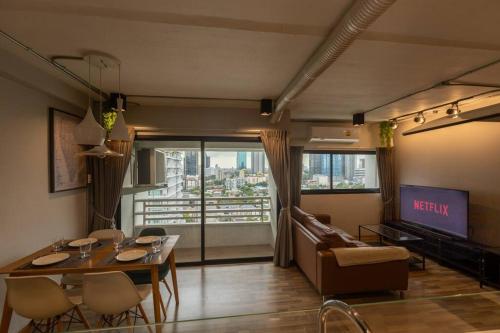 Cozy 2BR Duplex Apartment in Thong Lor