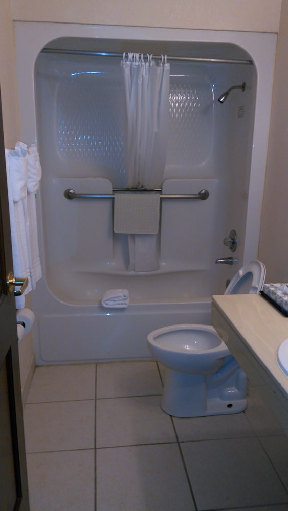 Days Inn & Suites by Wyndham Lake Okeechobee - photo 35
