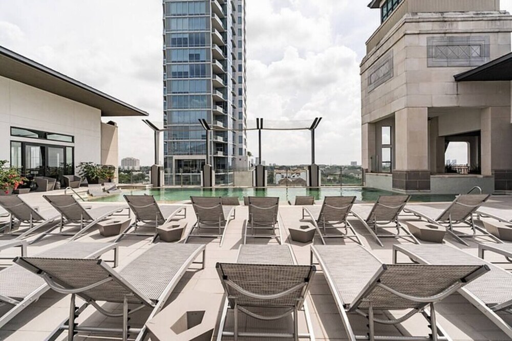 The Luxury Suites of Houston - photo 16