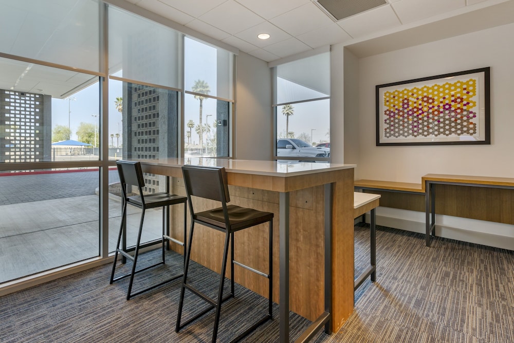Holiday Inn Express & Suites Phoenix Dwtn State Capitol by IHG - photo 52