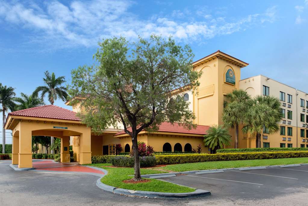 La Quinta Inn & Suites by Wyndham Ft Lauderdale Cypress Cr - photo 2
