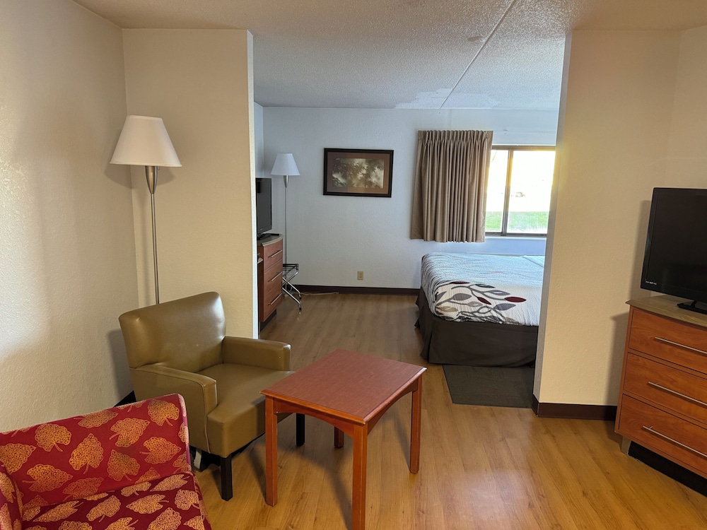 Red Roof Inn and Suites Cleveland Elyria - photo 39