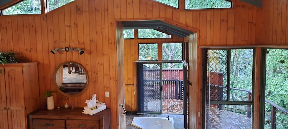 Treetops Accommodation Montville — Montville