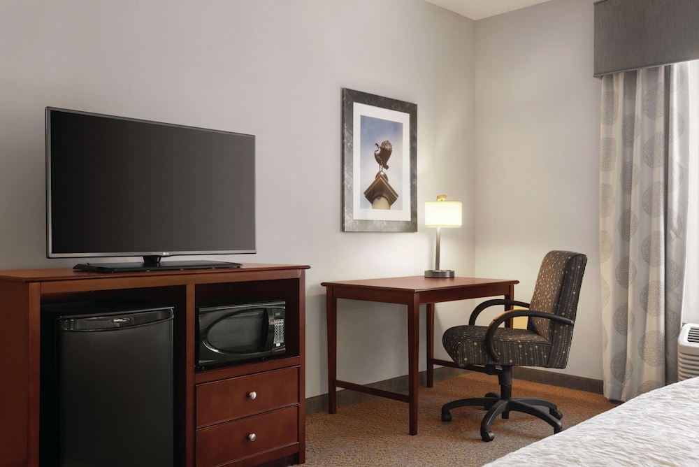 Hampton Inn & Suites Mishawaka South Bend at Heritage Square - photo 28