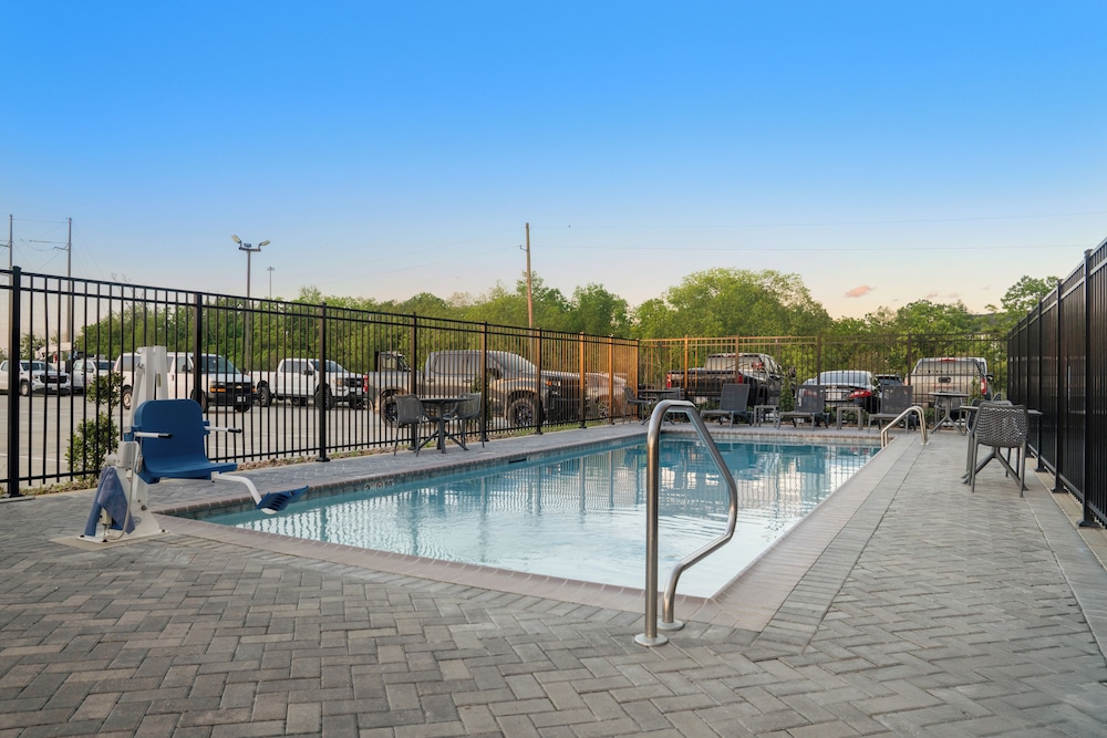 La Quinta Inn & Suites by Wyndham Sulphur - photo 13