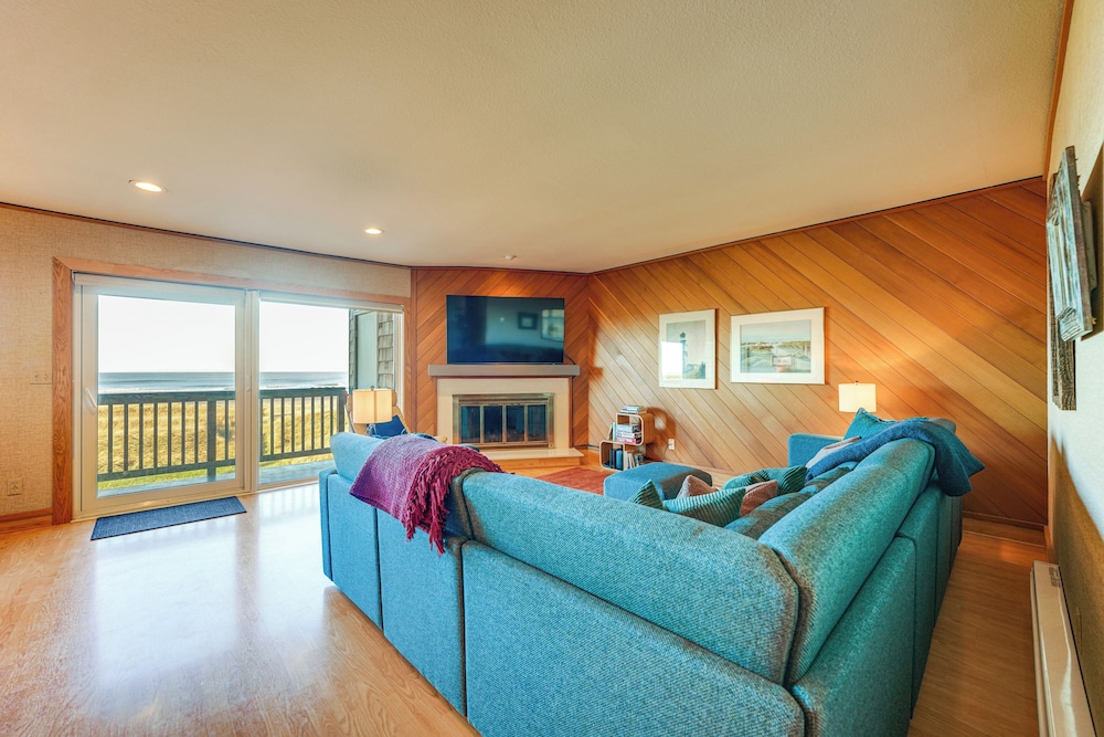 Stunning Ocean Views Oregon Coast Condo 22325220 — Gearhart