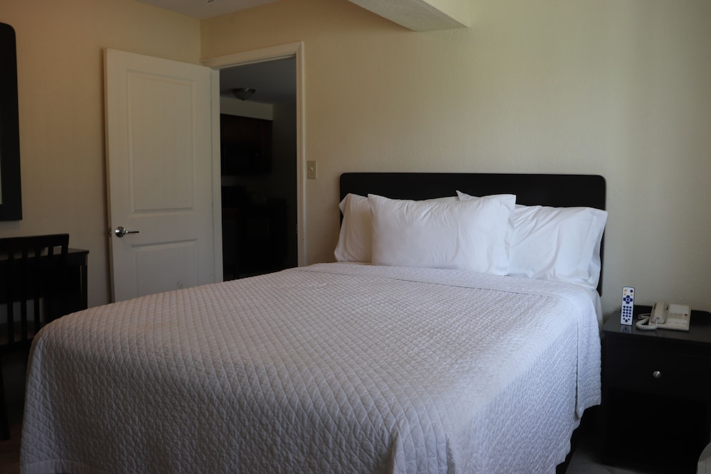 Curtis Inn & Suites - photo 7