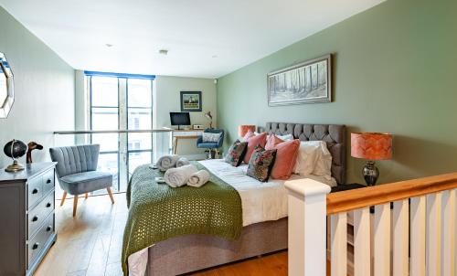 Stylish Stays The Sanctuary Stow on the Wold Luxurious Stylish Grade II Listed Church conversion Workspace centrally located — 4-Star Luxury Hotel in Stow On The Wold, United Kingdom
