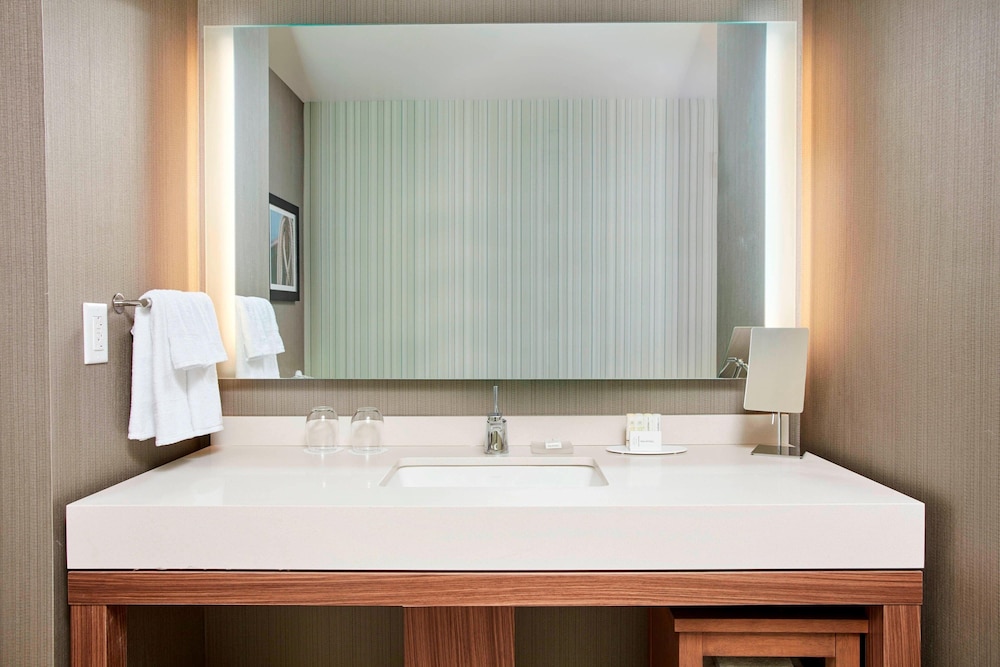 Courtyard by Marriott Erie Bayfront - photo 31