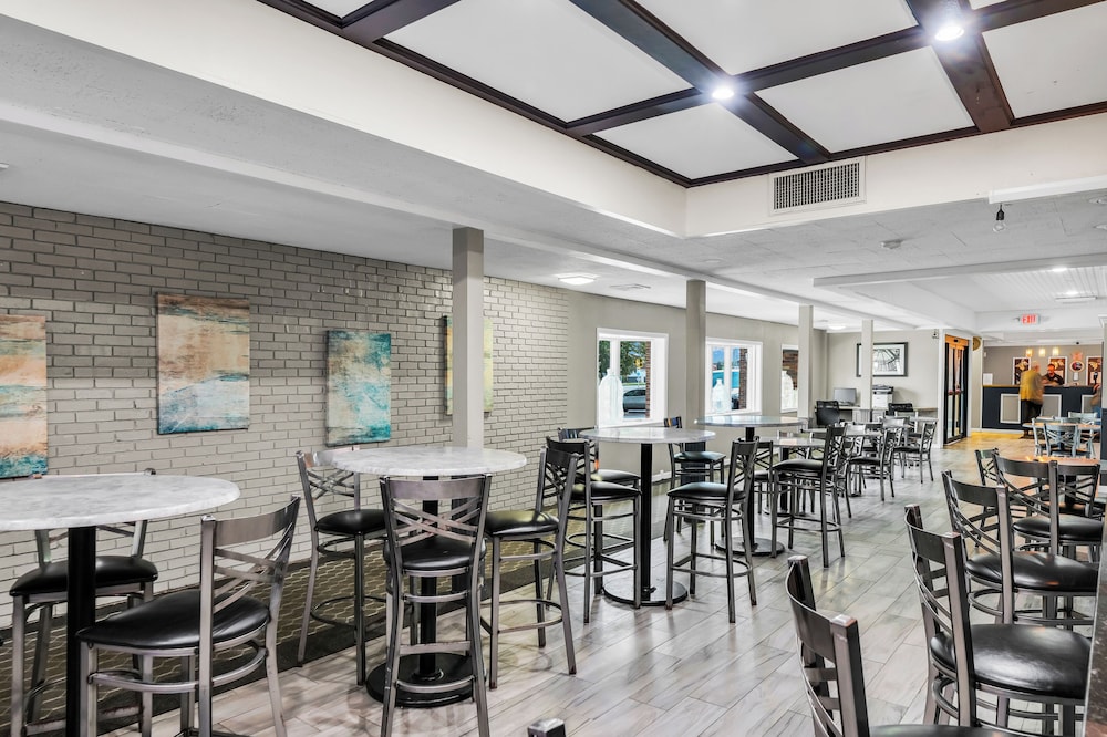 Eastlake Suites Hotel & Conference Center By OYO Urbana - photo 124