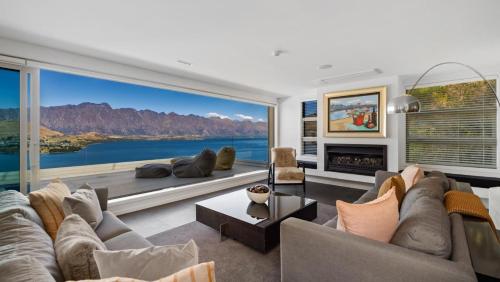 Lordens Penthouse Hot Tub BBQ Gas Fire — 4-Star Luxury Hotel in Queenstown, New Zealand