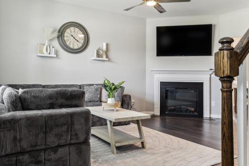 Family Friendly 4BR Home with BBQ & Free Parking — 4-Star Luxury Hotel in Raeford, United States