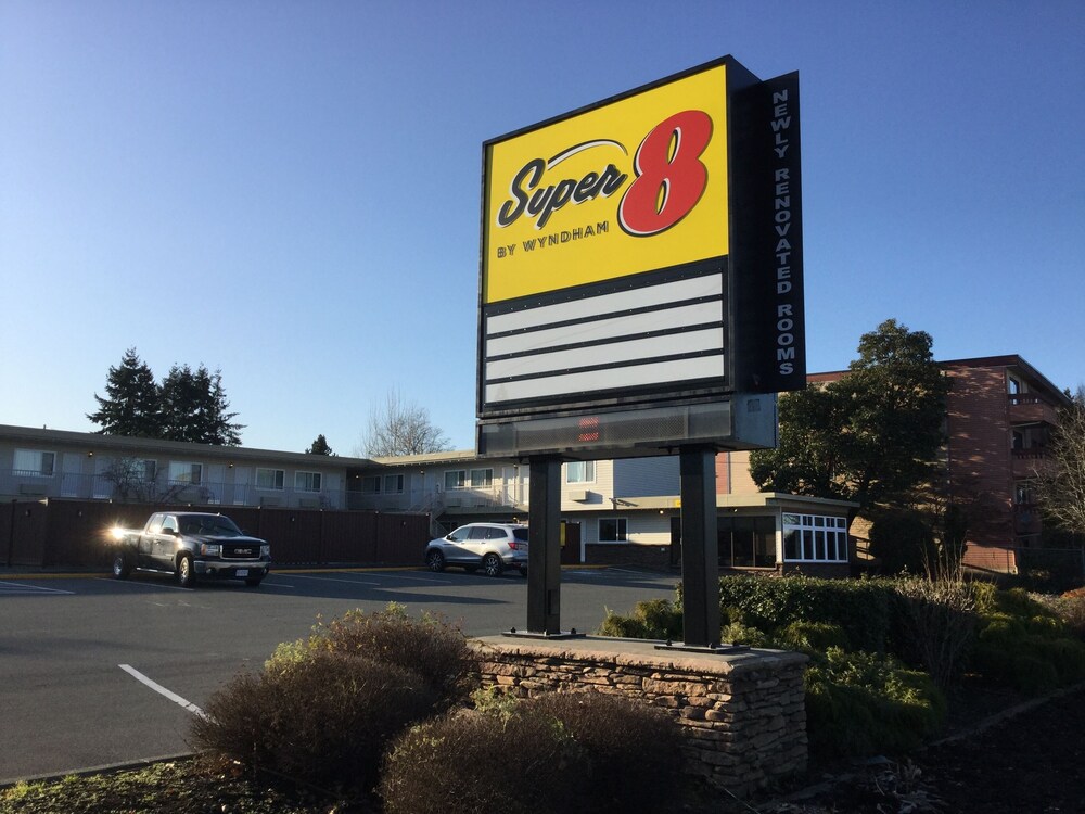Super 8 By Wyndham Courtenay — Courtenay