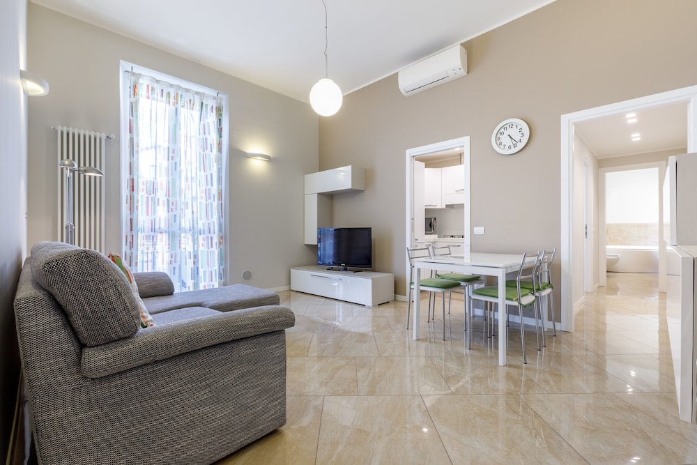 Appartamento Porta Venezia Trilocale — 4-Star Luxury Hotel in Milan, Italy