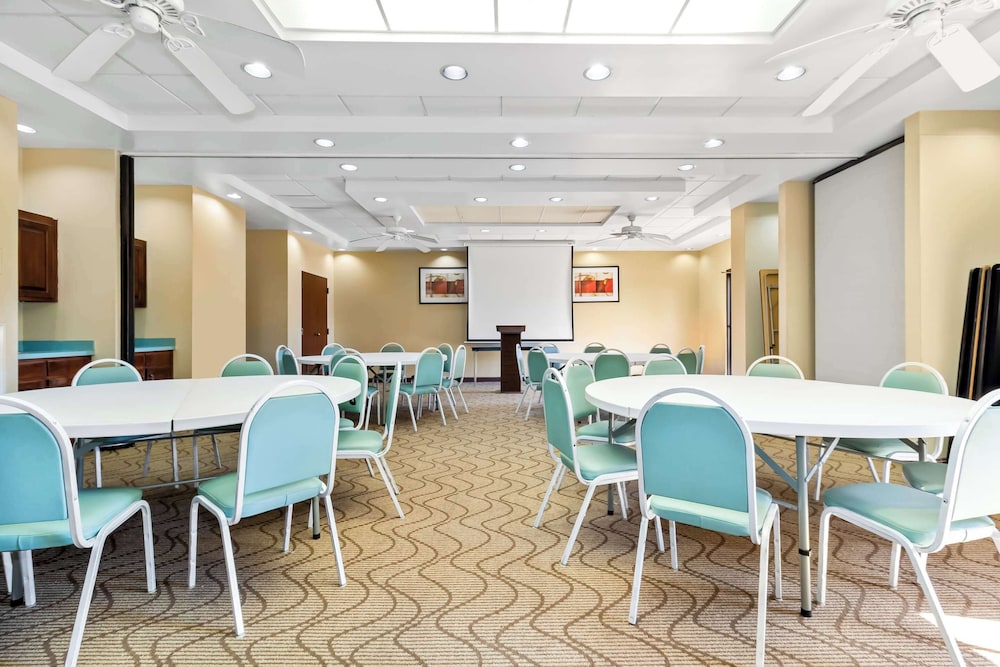 Comfort Suites Lumberton North - photo 40