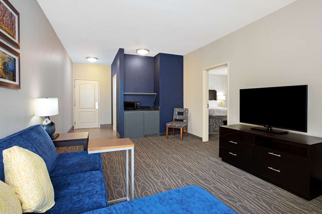 La Quinta Inn & Suites by Wyndham Palestine - photo 24