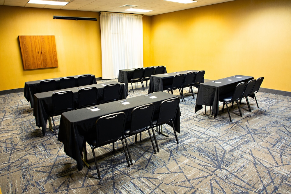 Holiday Inn Express Hotel & Suites Harrisburg West by IHG - photo 31