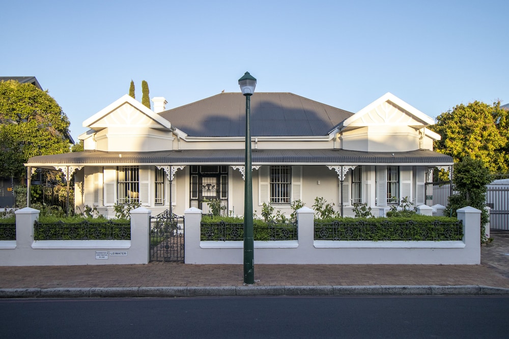 Middedorp Villa and Apartments — 4-Star Luxury Hotel in Stellenbosch, South Africa