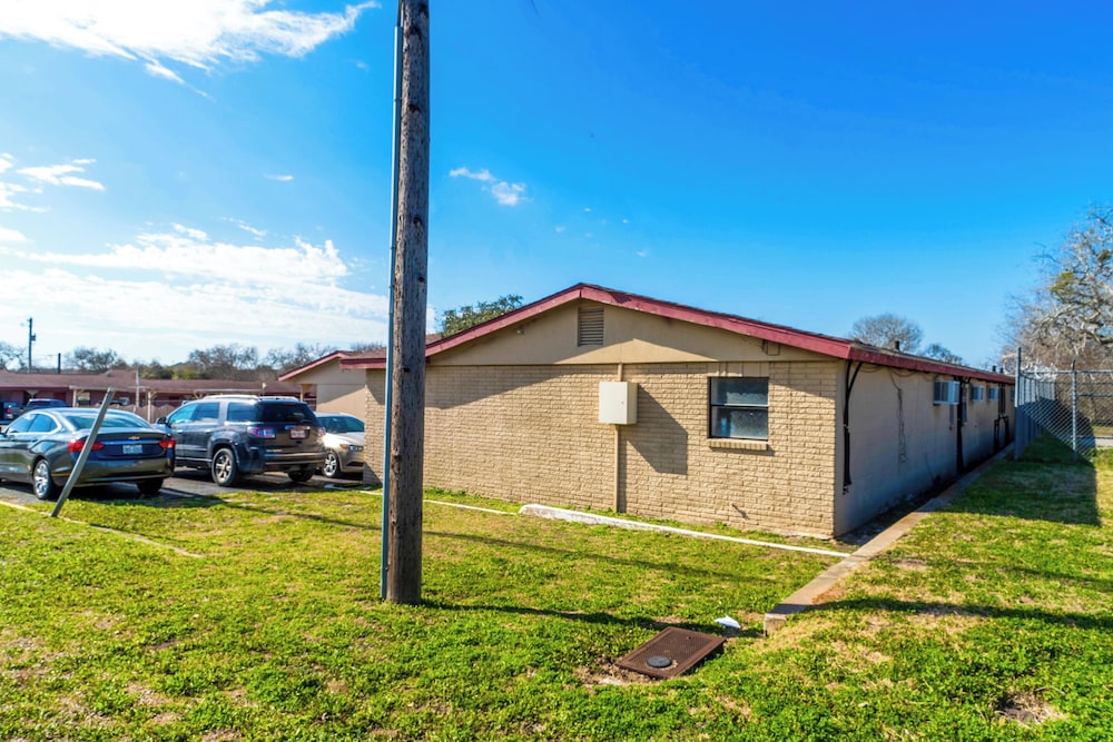 Oyo Hotel Beeville Us 181 - photo 87