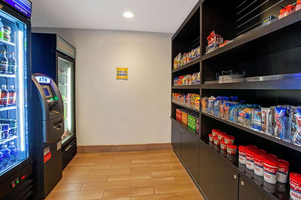 La Quinta Inn & Suites by Wyndham Detroit Metro Airport - photo 37