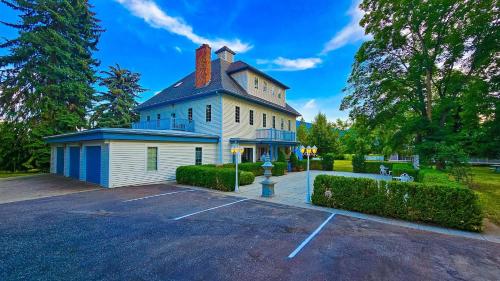 Gardenview Estate Bed and Breakfast — 4-Star Luxury Hotel in Kettle Falls, United States