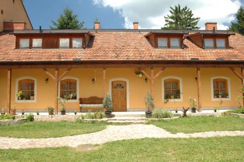 Életfa Vendégház - carbon neutral hotel in Eger
