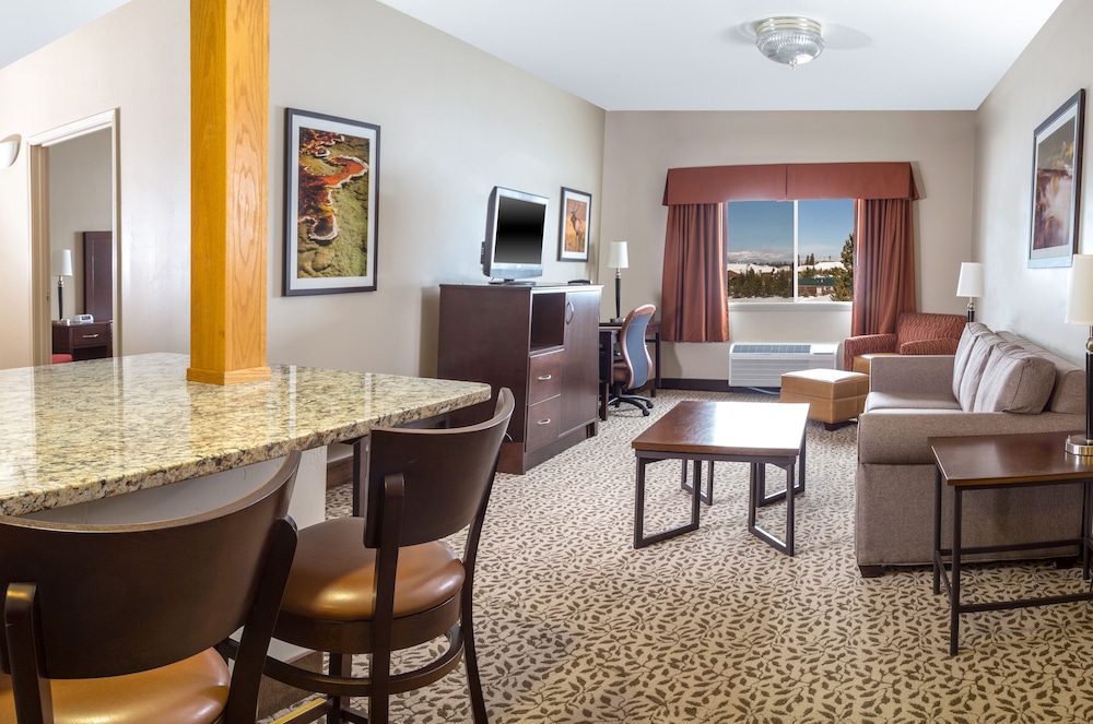 Gray Wolf Inn & Suites - photo 9