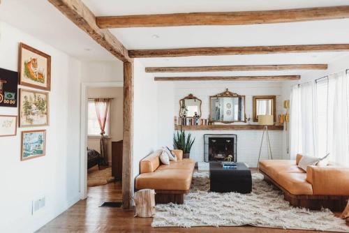 Ode to the '70's creative private home with pool — 4-Star Luxury Hotel in Honey Brook, United States