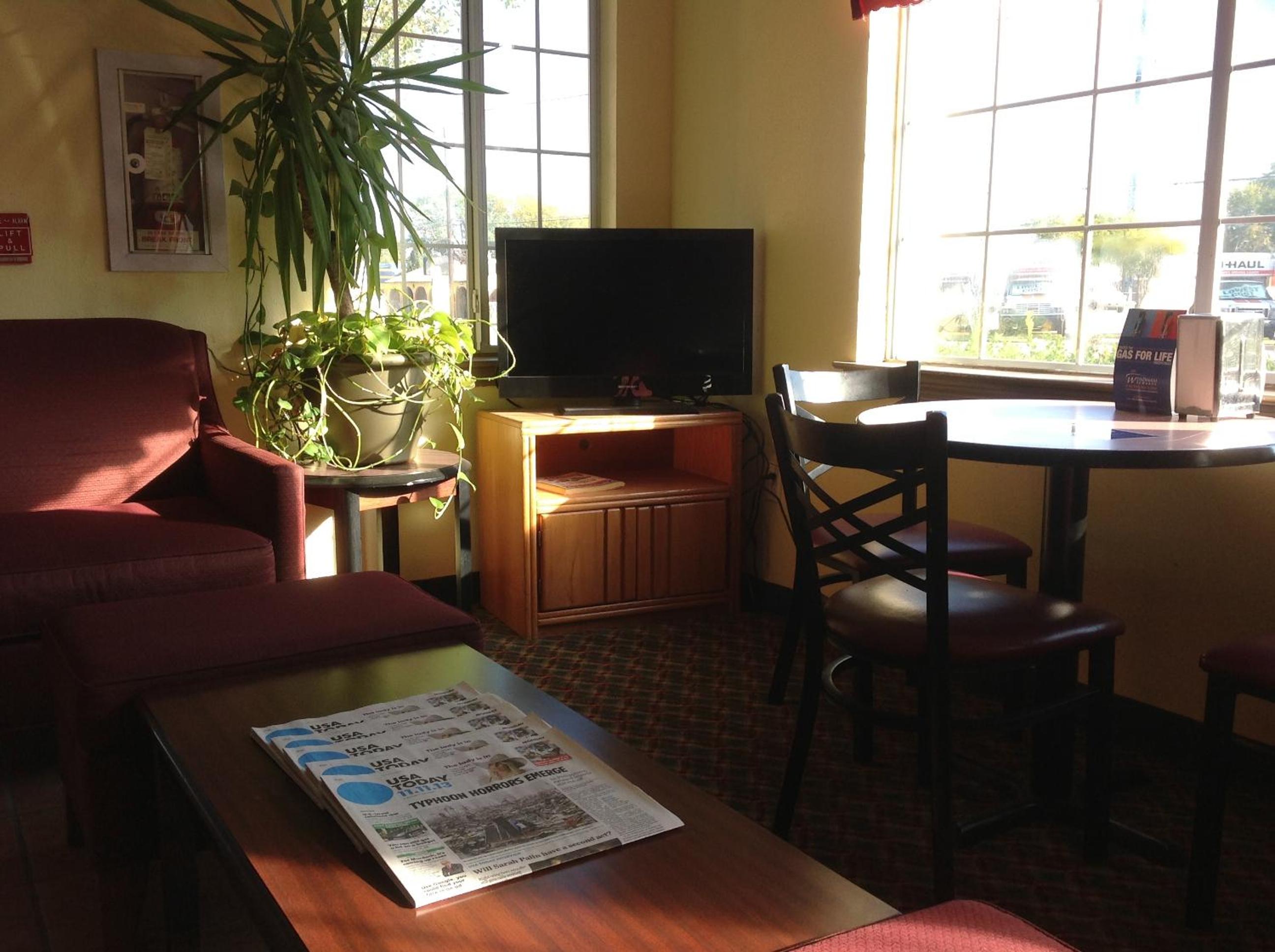 Howard Johnson by Wyndham Grand Prairie Near Lone Star Park - photo 27