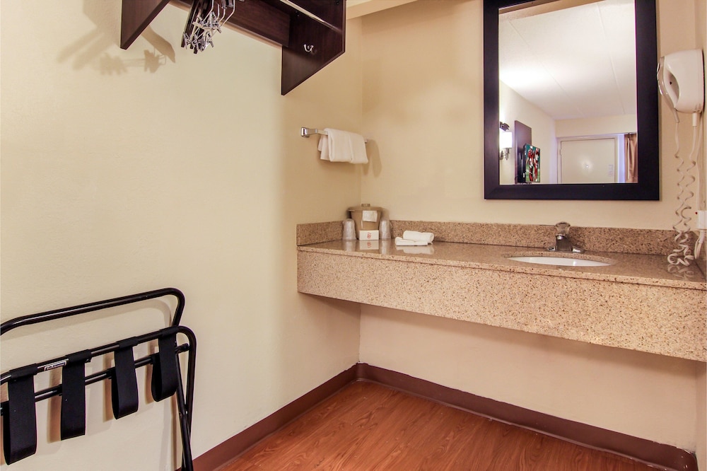 Red Roof Inn Detroit Troy - photo 23