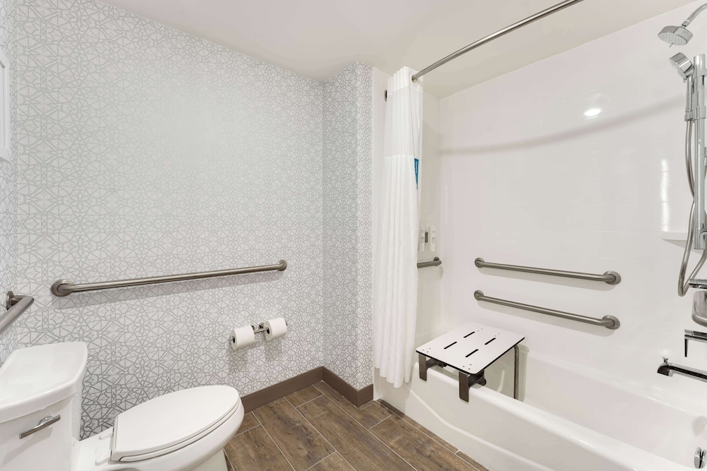 Hampton Inn Milford - photo 22