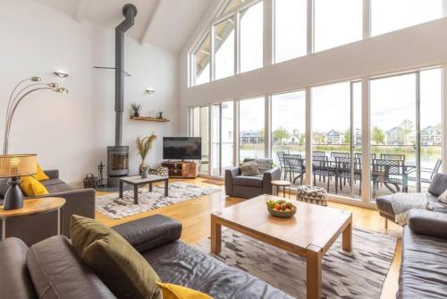 Corinium Lodge HM20 HOT TUB Lakeside Spa Property — 4-Star Luxury Hotel in Cirencester, United Kingdom