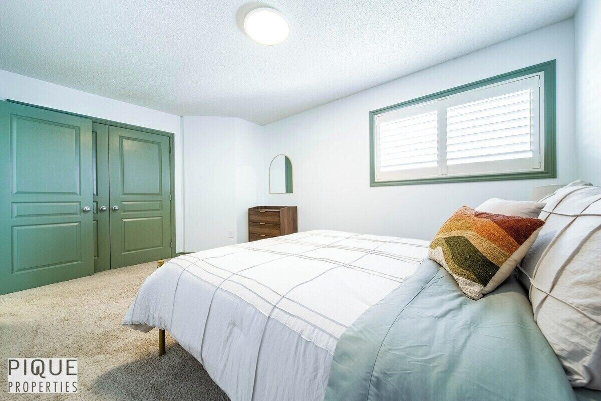 Bright Luxury Home Hot Tub Sunroom King Bed AC — 4-Star Luxury Hotel in Edmonton, Canada