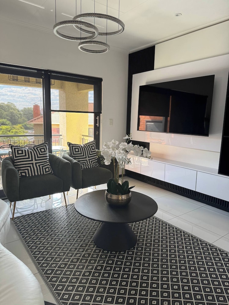 Lovely 2 Bedroom Apartment Near Monte Casino — 4-Star Luxury Hotel in Johannesburg, South Africa